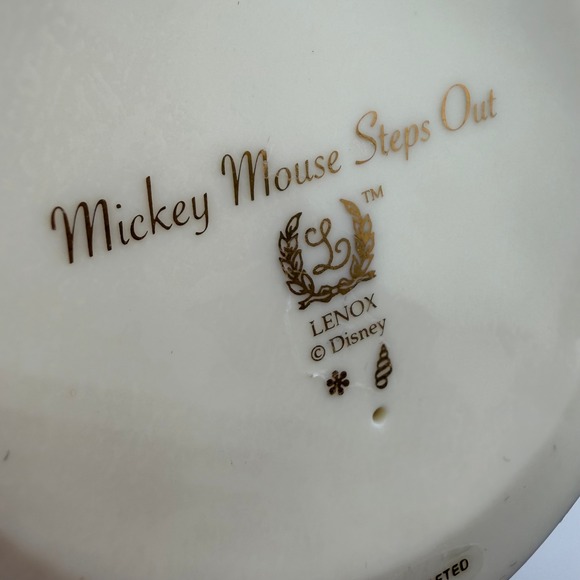 Lenox Disney Mickey Mouse Steps Out Porcelain 24k Gold Figurine Sculpture 6.5" - Picture 10 of 10